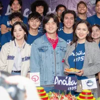 Kembali Berperan Jadi Ibunya Dilan, 10 Potret Ira Wibowo yang Curi Perhatian di Preskon Film 'ANCIKA 1995' - Cantik Awet Muda
