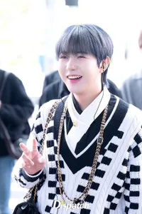 Kembali dari Hiatus, Renjun NCT DREAM Tampil Fashionable di Bandara Menuju Europe Untuk Konser 'The Dream Show 3'