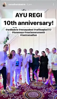 Kembali Jadi Sosialita Jakarta, Ini 7 Potret Nia Ramadhani Asyik Joget di Anniversary Pernikahan Ayu Dewi - Cantik Abis dalam Balutan Blazer Putih