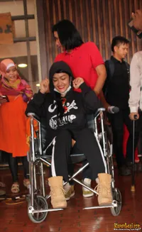 Kembali ke Indonesia, Jupe Naik Kursi Roda Sejak di Bandara