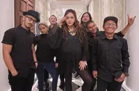 Kembali Manggung, Seperti Ini Potret Keseruan Audy Item Nyanyi Ditemani Anak & Suami