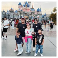 Kembali Posting Instagram, Potret Nia Ramadhani Liburan di Disneyland Bareng Ardi Bakrie & Anak-Anaknya: Kini Punya Rambut Ungu!
