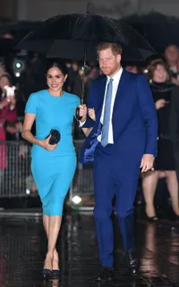 Kembali Pulang ke Inggris, Ini Foto-Foto Perdana Kemunculan Meghan Markle & Pangeran Harry