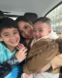 Kembar 3, Potret Gemas dan Manja Nagita Slavina Bareng Rafathar dan Rayyanza di Paris