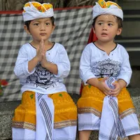 Kembar Tapi Wajah Berbeda, 8 Potret Magha dan Degha Anak Kadek Devi yang Jarang Tersorot - Sama Gantengnya