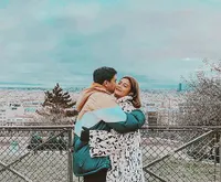 Kemesraan Awkarin dan Pacar Liburan di Paris Mampir ke Disneyland