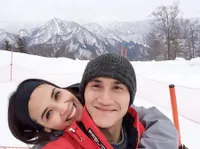 Kemesraan 'Kasino' Vino Bastian Bareng Istri, Enggak Terpisahkan!