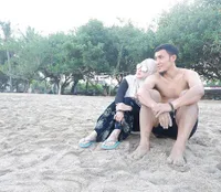 Kemesraan Okie Agustina - Gunawan di Tengah Kasus Penipuan Umrah