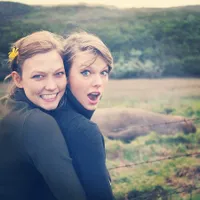 Kemesraan Taylor Swift - Karlie Kloss, Benarkah Mereka Lesbian?