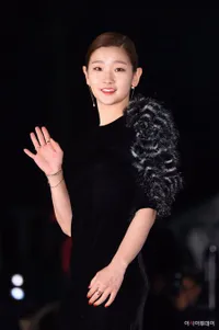 Kemilau Gaun Para Bintang Film Korea di Blue Dragon Awards 2016
