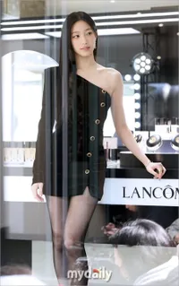 Kemunculan Perdana Kazuha LE SSERAFIM di Event Lancome Usai Bantah Rumor Pacaran, Cantik dengan Dress Hitam