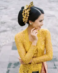 Kenakan Busana Khas Indonesia, 8 Potret Maudy Ayunda yang Curi Perhatian Selama Jadi Juru Bicara di KTT G20 - Cantik Bak Gadis Bali