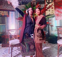 Kenakan Dada Palsu, Ini 11 Potret Terbaru Aming Pakai Kebaya yang Bikin Pangling - Percaya Diri Tanpa Bra