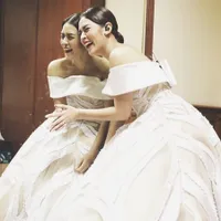 Kenakan Gaun Pengantin, Ada Cincin Melekat di Jari Manis Raisa