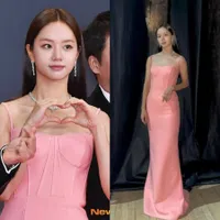 Kenakan Gaun yang Sama, Song Hye Kyo Tampil Elegan Sementara Artis Lain Tunjukkan Pesona Berbeda