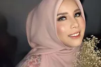 Kenakan Hijab, 7 Penampilan Tya Ariestya Ini Bikin Adem