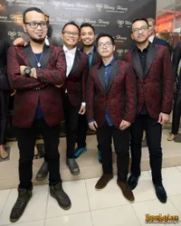 Kenakan Tuxedo, Kerispatih Makin Romantis Dengan Warna Merah
