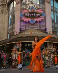 Kenalkan Budaya Indonesia Kepada Bule, 11 Potret Anggun 'Nyinden' di Tengah Jalanan Paris