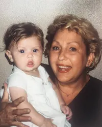 Kenangan Bella dan Gigi Hadid Sepeninggal Nenek Mereka karena Kanker
