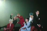 Kenangan EXO di EXplOration Jakarta: Pakai Blangkon Hingga Selfie Pakai Hape Fans