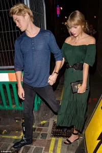 Kencan di London, Taylor Swift & Joe Alwyn Kunjungi Resto Steak