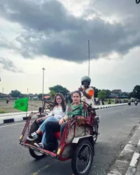 Kencan Romantis, 8 Potret Tissa Biani & Dul Jaelani Naik Becak Motor Keliling Jogja