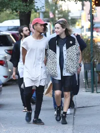 Kencan Romantis Jaden Smith - Sarah Snyder di Pantai, Mesra Abis!