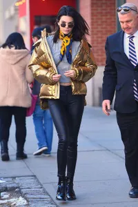 Kendall - Gigi Hadid, Outfit Metalik Bikin Mereka Makin Stunning