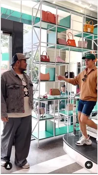 Kerap Dituding Pacaran, Ini Potret Hans Virgoro dan Ivan Gunawan Cipika-Cipiki Manja Ketika Bertemu