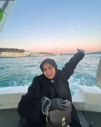 Kerap Tampil Seksi, Ini 8 Potret Ayu Aulia Tampil Berhijab di Turki - Zikri Daulay: Pelan-Pelan ya Bu