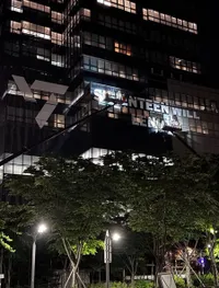 Keren! 8 Potret Gedung HYBE Disulap Jadi Papan Ucapan Anniversary SEVENTEEN ke-10