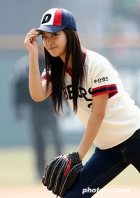 Keren! Aksi Artis Cantik Korea di Lapangan Baseball Tetap Menawan