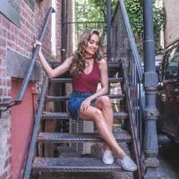 Kerennya Fashion Cinta Laura, Pakai Batik - Dandan Hot Menawan