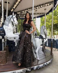 Kerja Bonus Libur, Aishwarya Rai Nikmati Paris Bersama Ibu & Anak