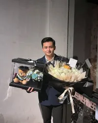 Kerja Sambil Kuliah, Ini 8 Potret Randy Martin Berhasil Lulus Sidang dengan Nilai Sempurna, Jadikan Vila Pribadi sebagai Objek Skripsi