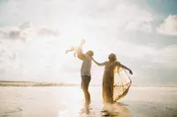 Keseruan Babymoon Ryana Dea, Main di Pantai Bareng Suami dan Anak
