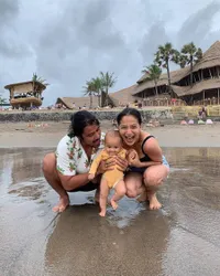 Keseruan Putri Marino dan Chicco Main ke Pantai Bareng Surinala