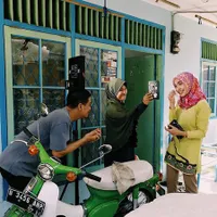 Keseruan Tika Bravani di Balik Layar Sitkom TUKANG OJEK PENGKOLAN