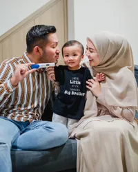 Kesha Ratuliu Umumkan Hamil Anak ke-2, Zyzy Bakal Jadi Abang - Pegang Hasil Testpack Gemesin Banget