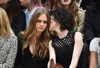 Ketahuan! Inilah Potret Mesra Cara Delevingne & 'Pacar' Wanitanya