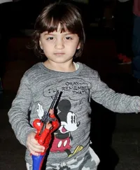 Ketika AbRam Khan Kesengsem Alia Bhatt dan Abaikan Shahrukh Khan