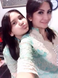 Ketika Natalie Sarah dan Putrinya Foto Bareng, Bak Kakak-Adik