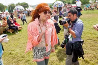 Ketika Para Seleb Nonton Festival, Ini Yang Mereka Lakukan