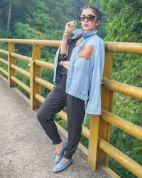 Ketika Ussy Sulistiawaty Mendadak Jadi Kernet Angkot, Gayanya Tetap Cantik dan Pakai Barang Branded Mahal
