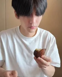 Ketika Zhang Linghe Makan Salak dengan Kulitnya, Fans Siap Bantu Ngupas