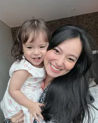 Keturunan Belanda, Ini 8 Potret Asmirandah yang Hidungnya Sering Jadi Contoh Operasi Plastik - Tetap Cantik Meski Sudah Jadi Mama Anak 1