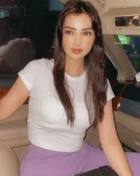Keturunan Inggris - Padang - Arab, Intip 9 Potret Sarah Samantha Keponakan Bule Shireen dan Zaskia Sungkar yang Cantik Banget - Gendong Baby Ukkasya Sudah Cocok Jadi Ibu