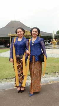 Khirani Trihatmodjo dan Mayangsari di Tingalan Jumenengan Mangkunegaran, Cantik Berkebaya