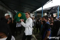 Kiki Farrel Sangat Terpukul Hingga Tak Berhenti Menangis, Ini 12 Potret Pemakaman Sang Ibunda yang Dibanjiri Air Mata Keluarga