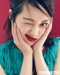 Kim Bo Ra Tampil Bold Pakai Lisptik Merah di Majalah Cosmopolitan